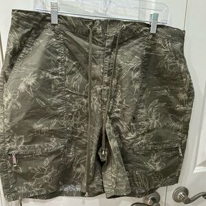 Gloria Vanderbilt Shorts Army Green 16W.